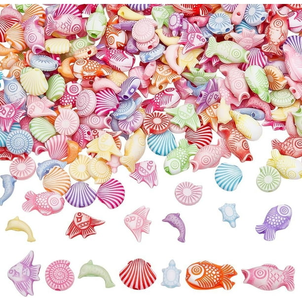 1050 piezas de cuentas de animales marinos en 7 estilos diferentes. Lindas cuentas acrílicas con forma de vida marina, conchas, peces y estrellas de mar en miniatura. Cuentas espaciadoras sueltas.