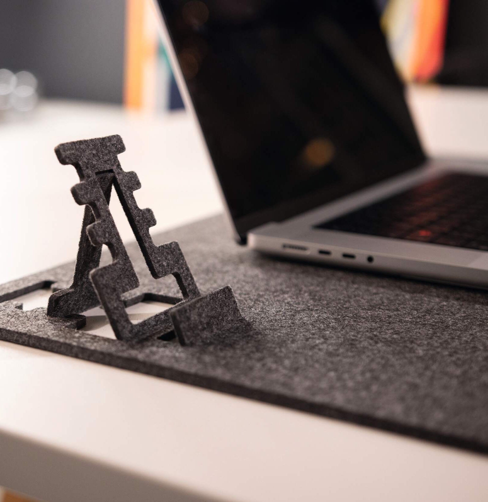 DURABLE EFFECT Soft Felt Office Desk Mat, Desk Pad Mat with Phone Holder, Made of Recycled PET Flet, Foldable/Portable 27.5" x 13" - Grey