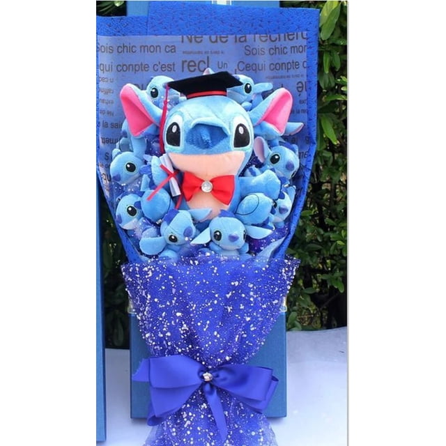 ramo de flores de dibujos animados de disney lilo stitch, muñeco de peluche kawaii stitch, ramo de graduación, juguete de san valentín, regalo de fiesta de boda — Vista frontal de ramo envuelto en papel azul brillante con la figura central de Stitch de peluche azul con moño rojo y birrete de graduación, rodeado de mini peluches Stitch y flores falsas, base con listón morado y adorno central.