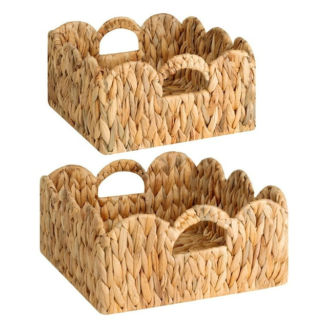 cesta de mimbre festoneada, cesta de vivero con asas, cestas de ratán tejidas para organizar, cesta decorativa para estante Conjunto de dos cestas (grande y mediana) color de la fotografía, vista 3/4 frontal; silueta cuadrada con borde festoneado superior, tejido trenzado grueso de jacinto de agua, base reforzada y dos asas recortadas integradas en los laterales, textura rugosa y tonos miel con ligera variación entre piezas. Uso ideal en estanterías, baño o sala; a menudo se usan para guardar revistas o accesorios pequeños en el hogar.