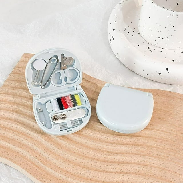 Mini kit de costura, caja portátil de agujas e hilos con tijeras, pinzas, botones, alfileres, estuche de plástico ligero para reparaciones de emergencia, viajes, acampadas, senderismo y