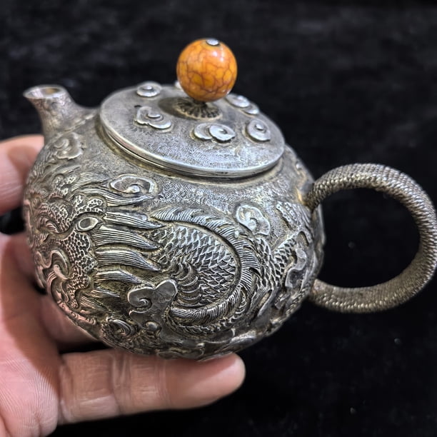 Antiques, collectibles, antique-style, distressed, exquisite dragon-patterned teapots, wine pots, teapots, and decorative items.