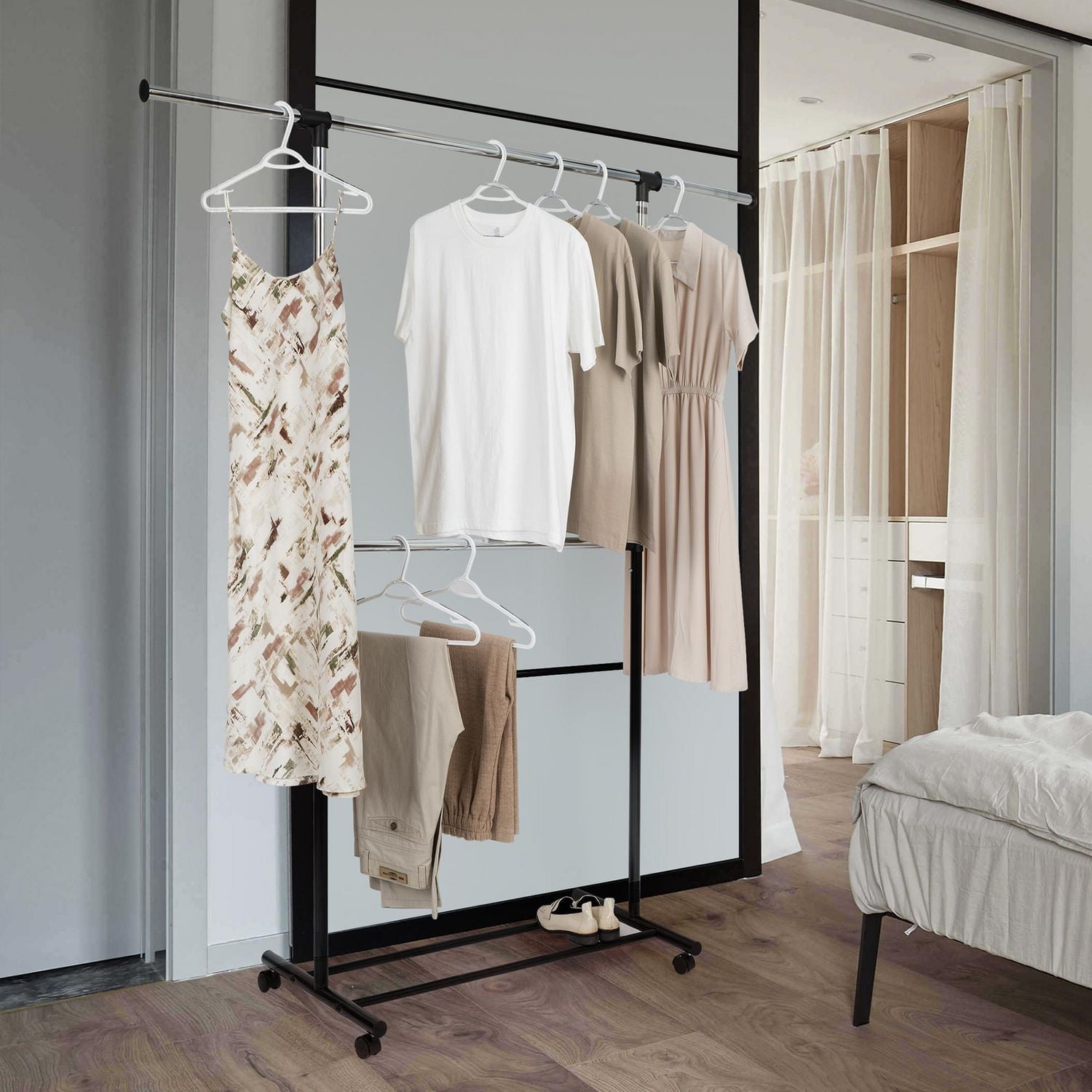 Portant à vêtements réglable à 2 niveaux Mainstays, barre de suspension supérieure extensible, structure robuste et facile à assembler, roulettes à roulement fluide pour une mobilité facile