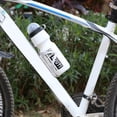 thumbnail image 2 of Botella de agua deportiva blanca antideslizante de 750 ml de grado alimenticio para aventuras ciclistas seguras al aire libre, 2 of 3
