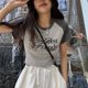 thumbnail image 4 of Camiseta estampada de manga corta para mujer, cuello redondo holgado, blusa estampada elegante para uso informal, gris S, 4 of 8