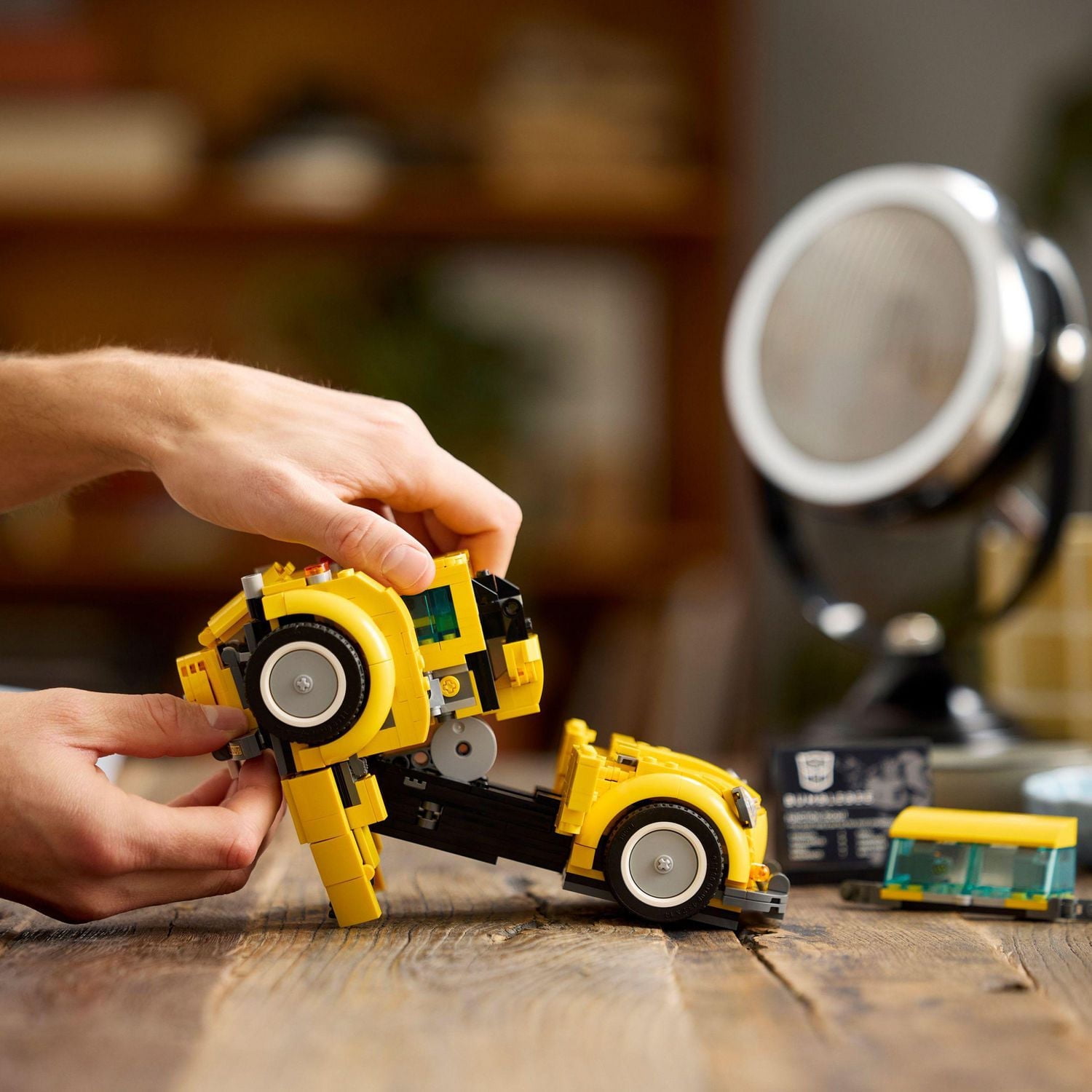 LEGO Icons Bumblebee 10338 Ensemble de construction (950 pièces) Comprend 950 pièces, 18+ ans