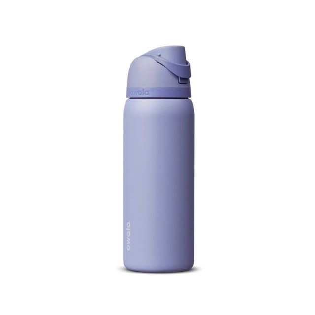 botella de agua owala freesip de acero inoxidable, 950 ml, de color azul — vista frontal centrada de botella cilíndrica azul bígaro con tapa abatible, trabilla integrada y logo 'owala' en bajo relieve; boquilla FreeSip con pajita integrada y doble pared en la abertura, acabado mate; ideal para gimnasio, oficina o salidas cortas y a menudo usada para mantener bebidas frías durante el día.