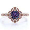 thumbnail image 1 of JeenMata Anillo de Compromiso Antiguo con Flor Milgrain de Alejandrita Sintética y Moissanita de Talla Redonda de 1 Quilate en Oro Rosa de 18 K sobre Plata, 1 of 4