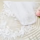 thumbnail image 4 of Velo de novia blanco de dos capas con borde de encaje floral, velo de malla con peine metálico, velo de tul suave hasta la punta de los dedos, 4 of 5