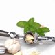 thumbnail image 4 of Prensa de ajo profesional, herramienta de trituración para semillas de ajos, trituradora de ajo con mango ergonómico 5 en 1, prensa de ajo trituradora M Feliz Sencillez, 4 of 5