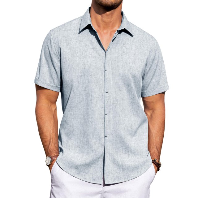camisa j.ver de lino de manga corta para hombre, casual, azul claro, 5xl, playera de corte regular vista frontal con cuello abierto y cierre de botones; tela de lino y algodón de textura ligera visible, mangas cortas con dobladillo y modelo con manos en los bolsillos sobre fondo blanco. También suele usarse como prenda ligera para vacaciones y playa.