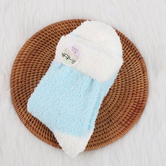 Calcetines de tubo pequeños y frescos para adultos, medias de jacquard de colores a juego, calcetines gruesos y cálidos para el suelo para mujer