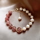 thumbnail image 2 of Pulsera de perlas de agua dulce con cristal rosa fresa Pulsera de diseño moderno y retro, 2 of 6