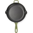 thumbnail image 3 of Chuck Hughes Poêle à Frire Ronde en Fonte 26 cm – Poêle Pré-Assaisonnée avec Poignée d'Assistance, Poêle de Cuisson Robuste pour l'Intérieur et l'Extérieur pour Viandes, Légumes et Plats de Déjeuner (Vert Colvert), 3 of 5
