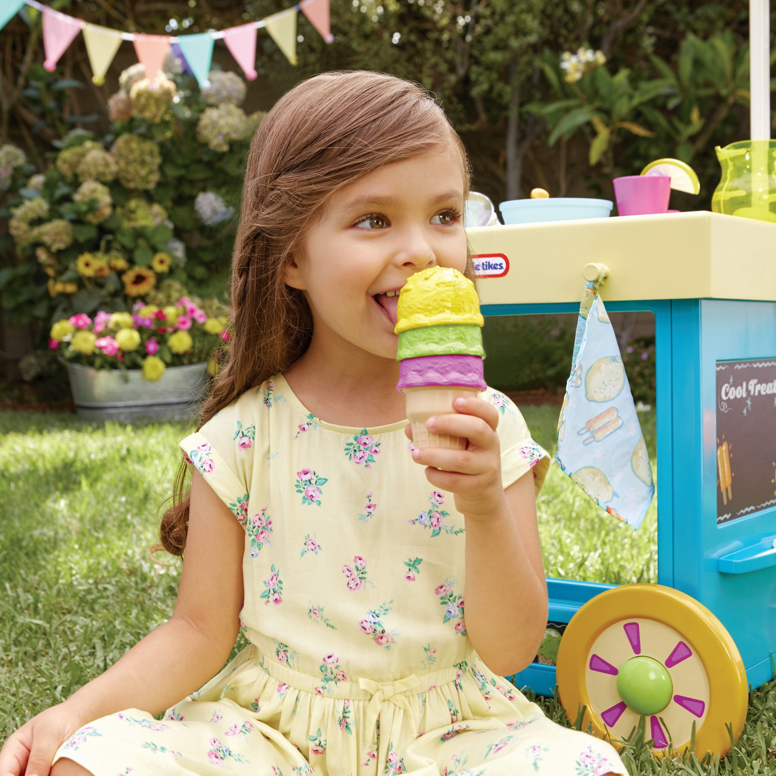 Little Tikes 2-in-1 Lemonade & Ice Cream Toy Cart with 25 Pieces and Chalkboard, Pretend Play Kitchen Toys Playset, Multi-Color for Kids Girls Boys Ages 2+