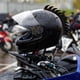 thumbnail image 5 of Parche decorativo personalizado y creativo para casco de motocicleta estilo retro, con diseño de cresta de gallo y tira para unión de cuernos (forma de arco negro)., 5 of 8