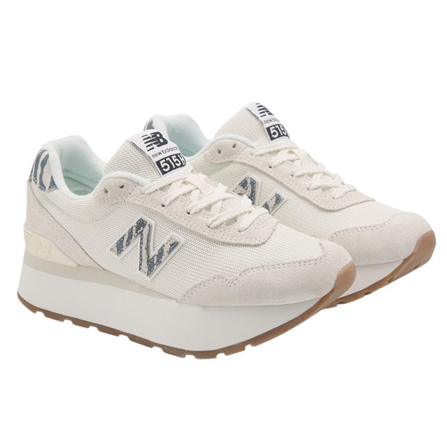 tenis new balance women's 515h platform retro sneaker Beige, vista 3/4 frontal de par con parte superior de ante y malla y puntera redonda; cordones frontales y logotipo 'N' lateral con detalle estampado; cuello y lengüeta acolchados, forro suave con plantilla EVA extraíble; entresuela plataforma de 3.18 cm y suela de goma resistente, adecuadas para looks urbanos y uso diario.