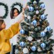 thumbnail image 1 of Juego de bolas navideñas irrompibles | Pack de 6 adornos de plástico para árbol en rojo, azul y dorado | Bolas decorativas para fiestas de 6 cm, 1 of 6