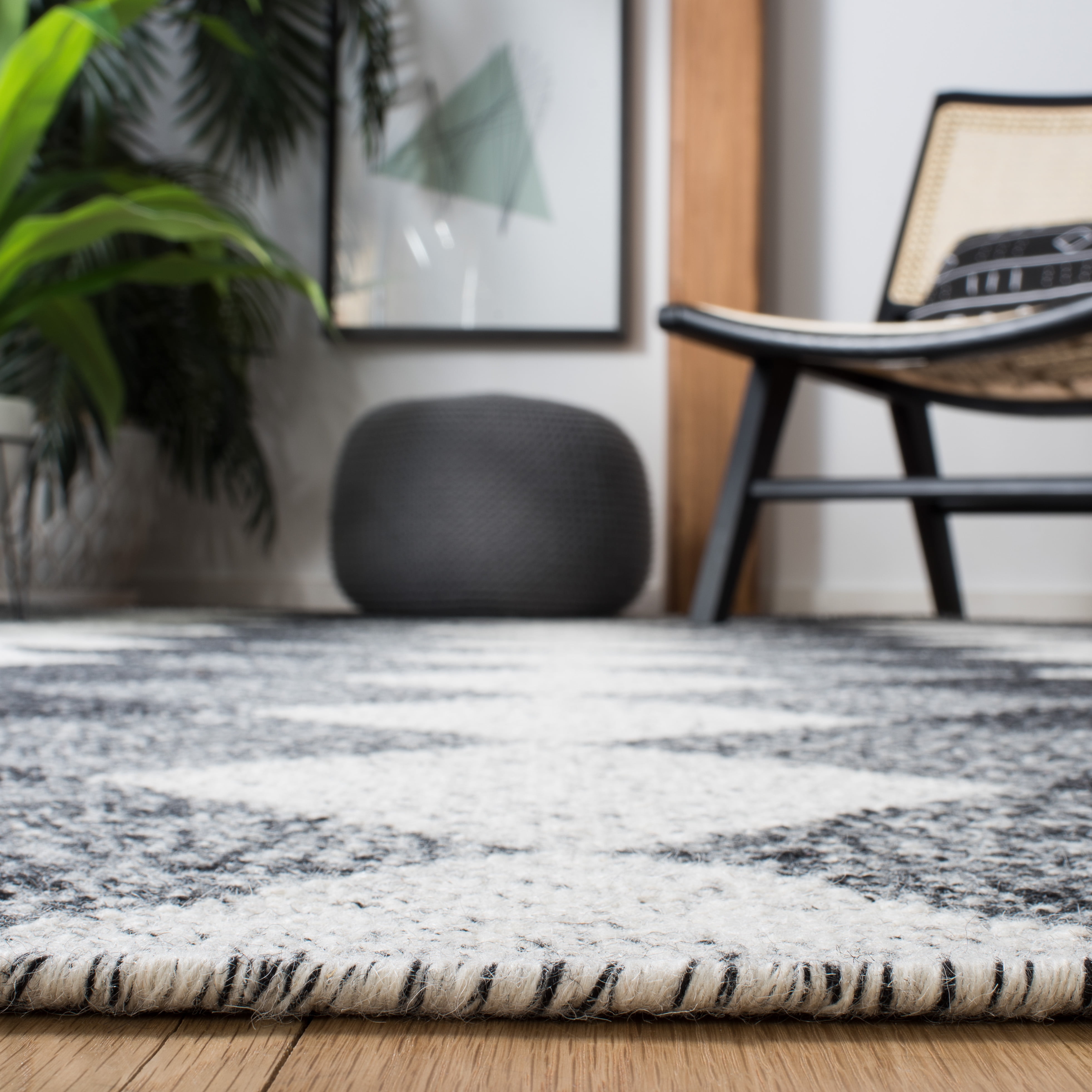 SAFAVIEH Kilim Einri Diamond Area Rug, Black/Ivory, 5' x 8'