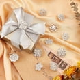 thumbnail image 3 of Kit de 12 broches de diamantes de imitación transparentes con forma de flor, corona, rombo y estrella, en color plata., 3 of 7