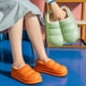 thumbnail image 2 of Zapatillas de algodón impermeables de suela gruesa para el hogar, para mujer, para uso exterior en invierno, con bolsa y tacón, antideslizantes, para parejas, cálidas, acolchadas de algodón, 2 of 5