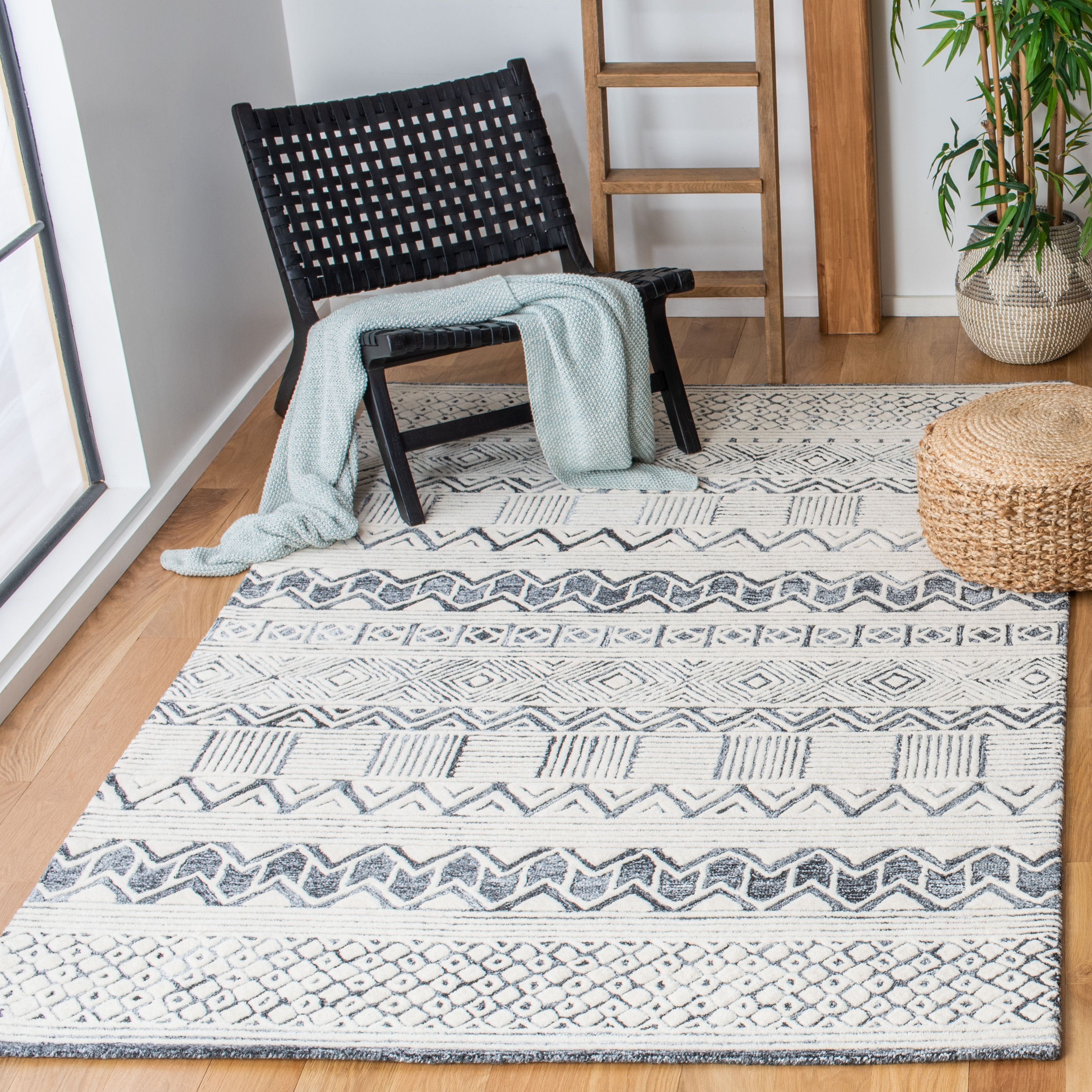 SAFAVIEH Roslyn Raynard Geometric Area Rug, Black/Ivory, 5' x 8'