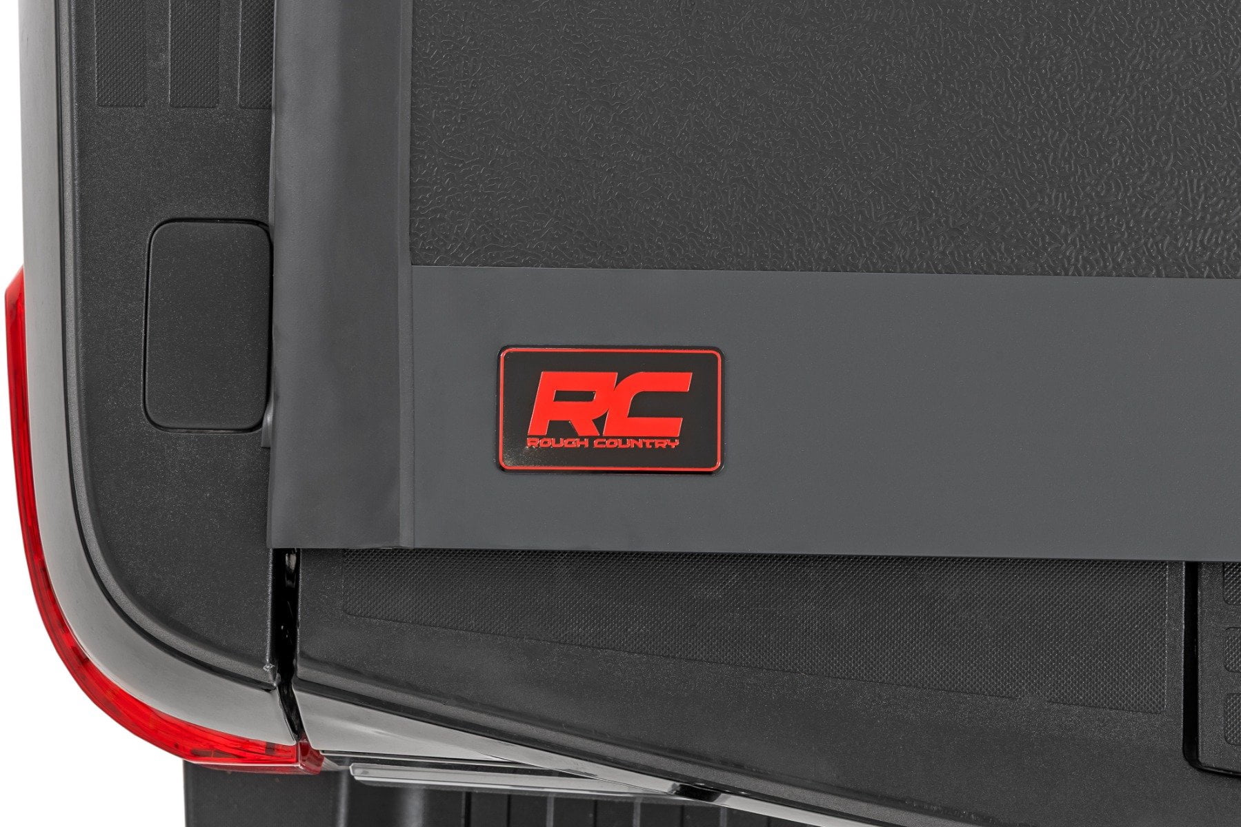Rough Country Low Profile Bed Cover for 17-26 Ford Super Duty | 6'10"- 47220651B