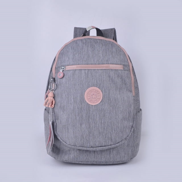kipling 100 % original auténtico clásico color sólido bolso de mujer , mochila de estilo simple fresca y versátil mochila gris jaspeado con ribete rosa, vista frontal centrada; silueta ovalada con cierre de cremallera superior, bolsillo frontal con cremallera, logo circular visible y llavero colgante, correas ajustables y bolsillo lateral para botella; nylon texturizado, medidas 29 x 35 x 21 cm. Adecuada también para llevar laptop pequeña o material de oficina ligero.