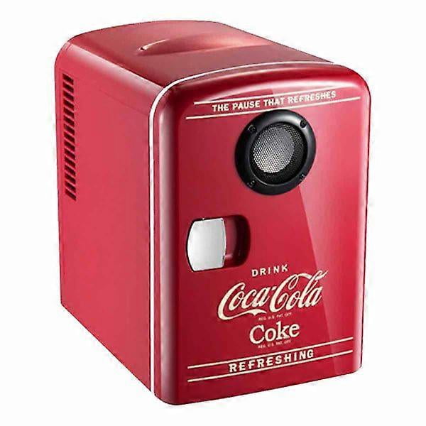 coca-cola 12v portable 4 liter/6 can thermoelectric mini fridge/warmer with bluetooth speaker refrigerador portátil retro rojo 4 L con logo Coca-Cola en la puerta, altavoz circular Bluetooth frontal, asa integrada tipo rebaje y detalles cromados, balda removible para seis latas de 355 ml (12 oz), tecnología termoeléctrica con modos de enfriar o calentar y compatibilidad AC/DC para uso en hogar o auto; también suele usarse como accesorio de escritorio para mantener bebidas y snacks a mano.
