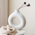 thumbnail image 5 of Jarrones de cerámica blanca para hierba Pampas, diseño de gota de agua, jarrón de donut, decoración moderna para el hogar, estilo nórdico bohemio Ins (blanco mediano), 5 of 5