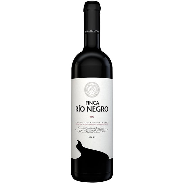 vino tinto finca rio negro 750 ml tempranillo - syrah - merlot - cabernet sauvignon botella frontal centrada, vidrio oscuro de 750 ml con cápsula negra y etiqueta blanca que muestra el texto "FINCA RÍO NEGRO" y un motivo gráfico negro en la base; origen España, mezcla de uvas Tempranillo, Syrah, Merlot y Cabernet Sauvignon, a menudo usado como opción para regalar en celebraciones.