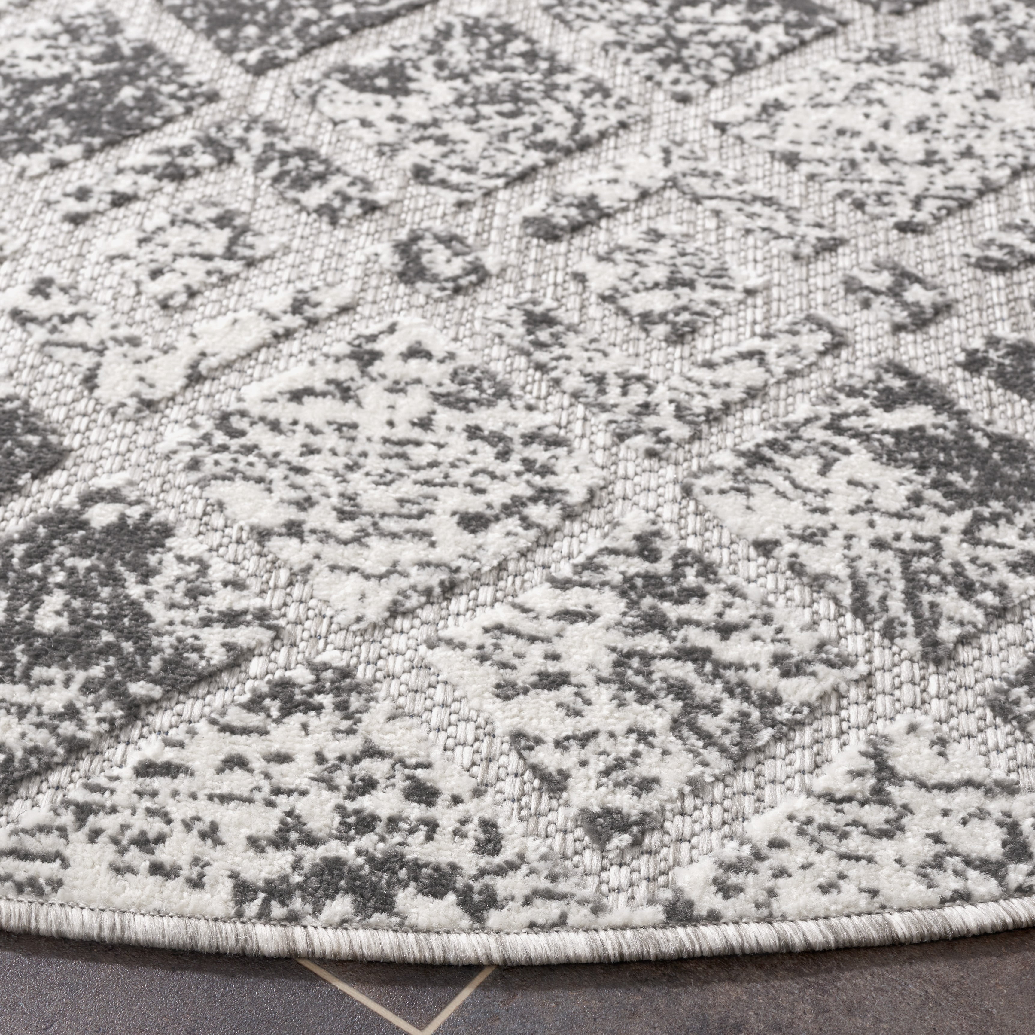 SAFAVIEH Cottage Jytte Geometric Indoor/Outdoor Area Rug, Grey, 6'7" x 6'7" Round