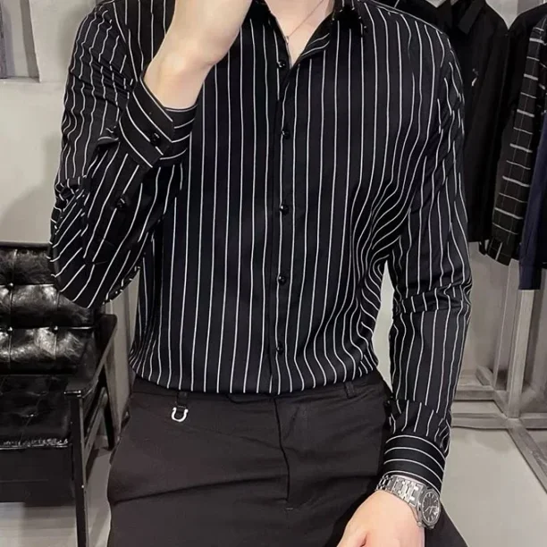 camisa negra camisetas con rayas verticales