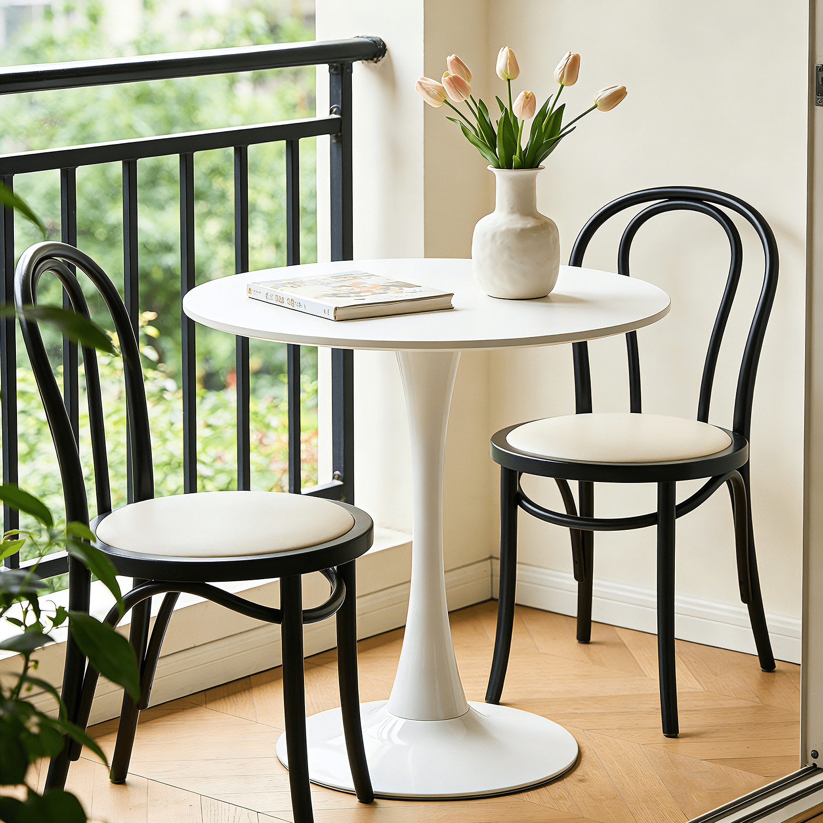 Round Dining Table 31.5 Inch with Tulip Pedestal Base, Modern Bistro Table and Kitchen Table for Small Spaces, White