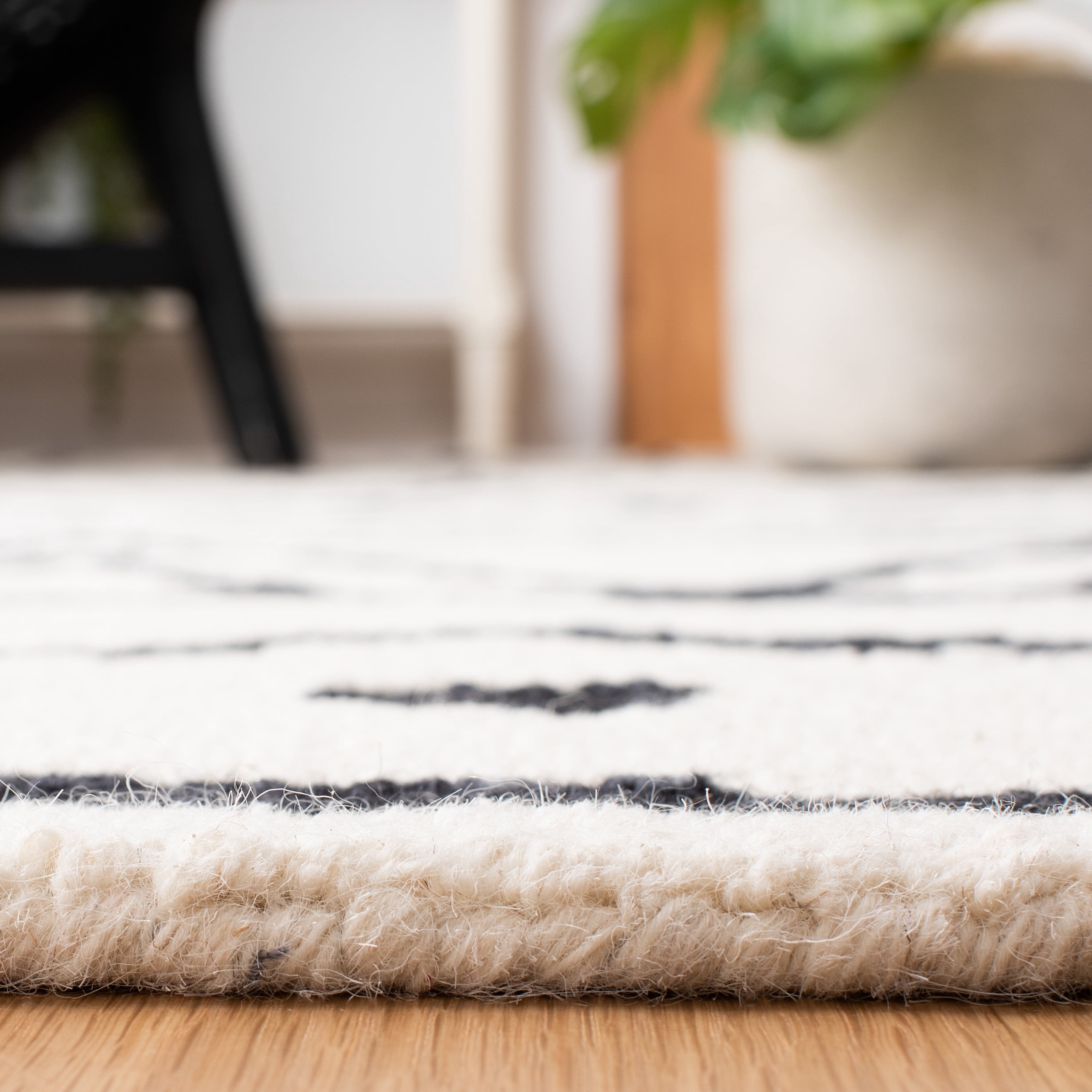 SAFAVIEH Metro Jarred Diamond Runner Rug, Black/Ivory, 2'3" x 9'