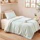 thumbnail image 1 of Edredón de verano suave y lavable – Manta transpirable para clima cálido, ropa de cama de poliéster agradable para la piel con estampado de hojas, lavable a máquina., 1 of 6