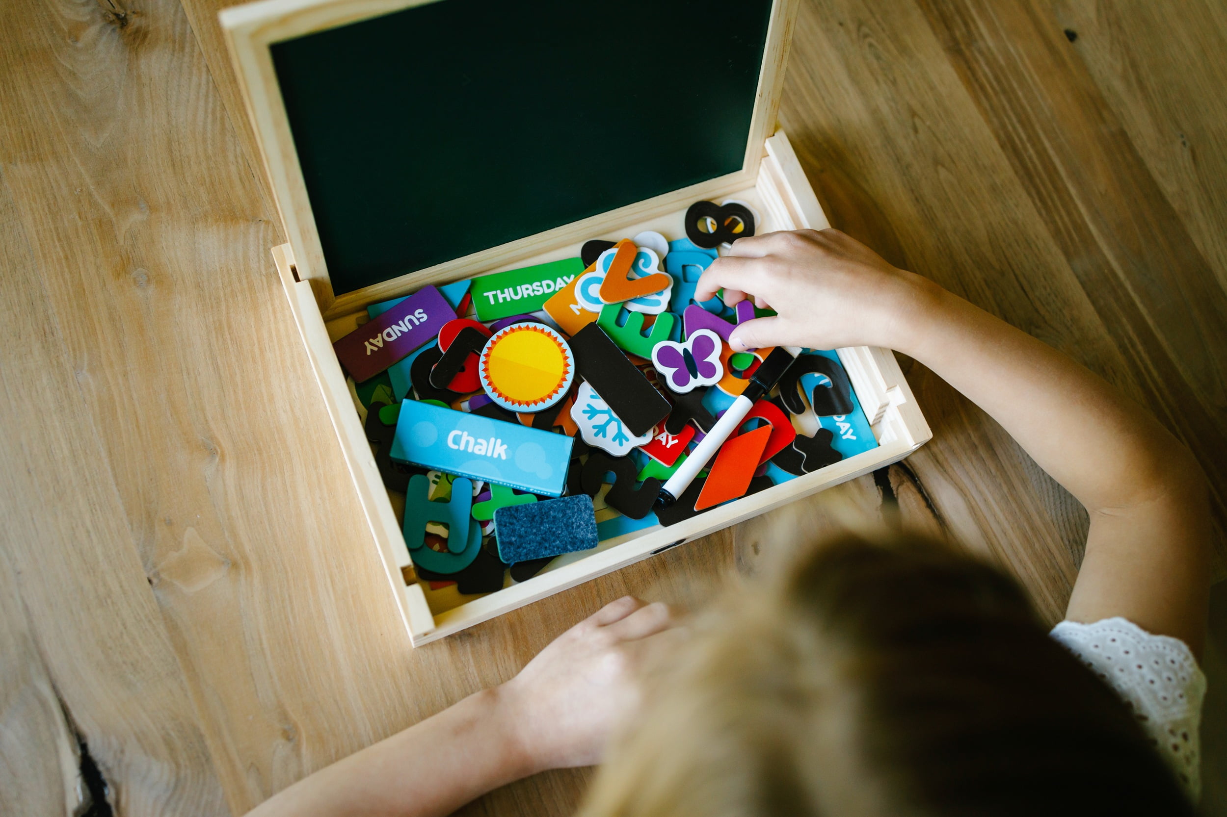 Chuckle & Roar Easel Jr. Planche de jeu magnétique effaçable à sec et craie pour les 3 ans et + par Buffalo Games Chuckle & Roar Easel Jr. Planche de jeu magnétique effaçable à sec et craie