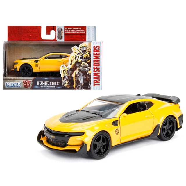 2016 chevrolet camaro bumblebee yellow from \ transformers 5 \ movie 1/32 diecast model car de jada. Jada Toys 98393 Modelo fundido a presión 1:32 del Chevrolet Camaro Bumblebee amarillo 2016, vista 3/4 frontal centrada; capó y splitter delanteros en negro, llantas negras de cinco radios, emblema de Transformers en la puerta y spoiler trasero; puertas abatibles e interior detallado visibles; dimensiones aprox. L 4.5 × H 2 × W 2 pulgadas; fondo blanco y caja con ventana en el recuadro superior; también apto para exhibición de colecciones.