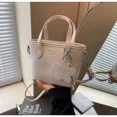 thumbnail image 5 of Bolso de hombro con cremallera y cadena de PU popular de moda 2024, bolso cruzado conciso de color sólido para mujer, bolso de mano suave y versátil para desplazamientos diarios, 5 of 5