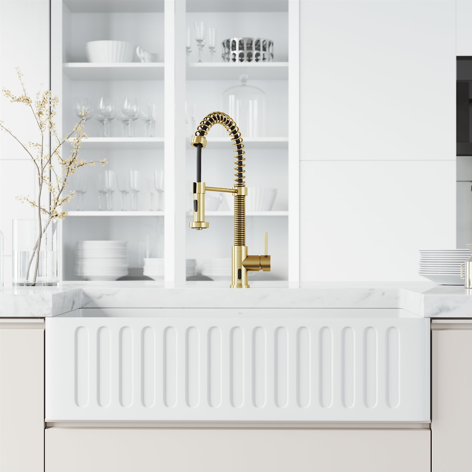 VIGO Edison Single Handle Pull-Down Sprayer Kitchen Faucet with Touchless Sensor in Matte Brushed Gold
