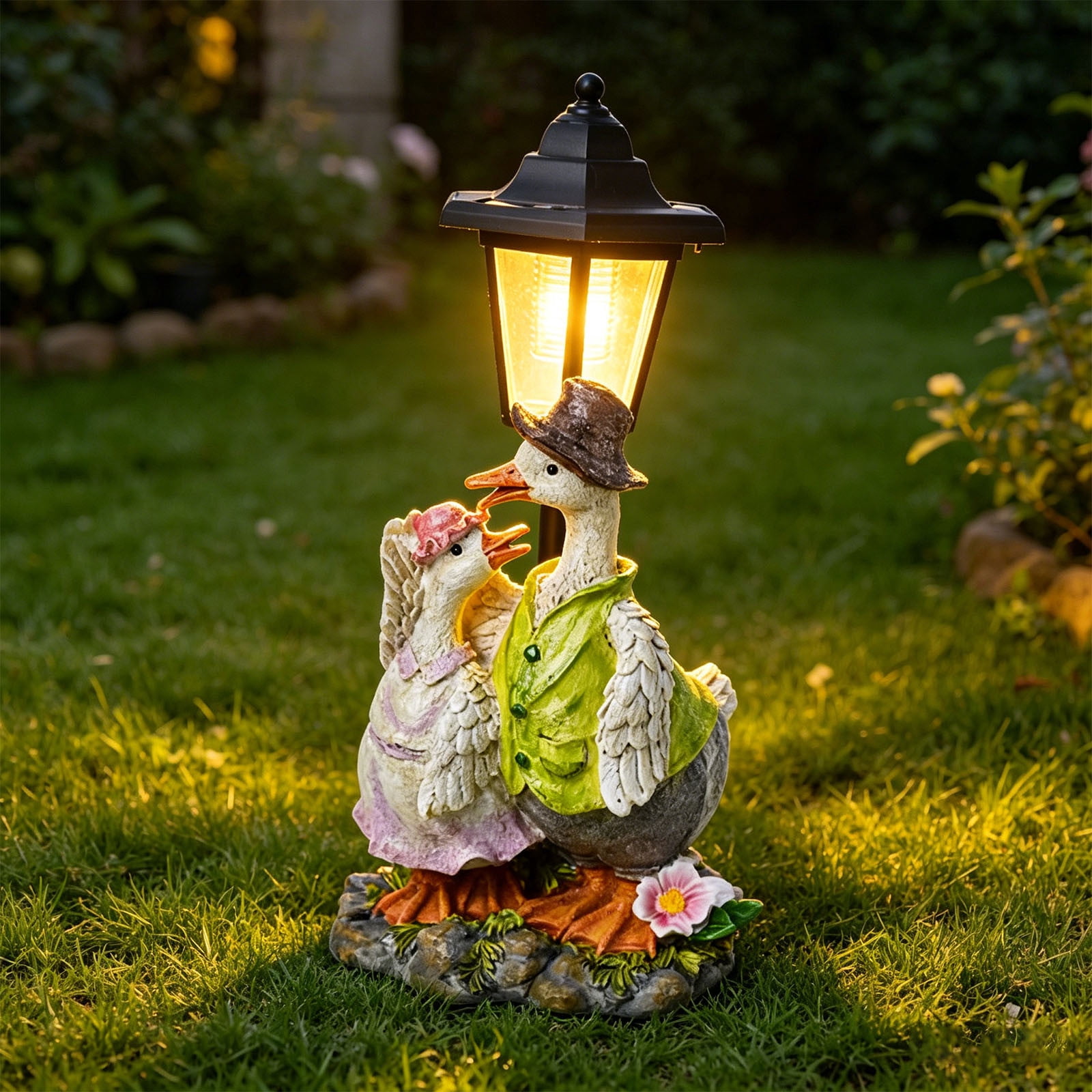 Tarmeek Solar Duck Couple Garden Statue with Flower Pot, Handcrafted Resin Outdoor Yard Art, Weatherproof Patio Lawn Ornament for Porch, Backyard, Balcony, Housewarming Gift for Women Mom
