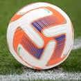 thumbnail image 2 of Balones de fútbol 2024, tamaño profesional 5, de alta calidad, de PU, sin costuras, para deportes al aire libre, liga de entrenamiento de fútbol, 2 of 5