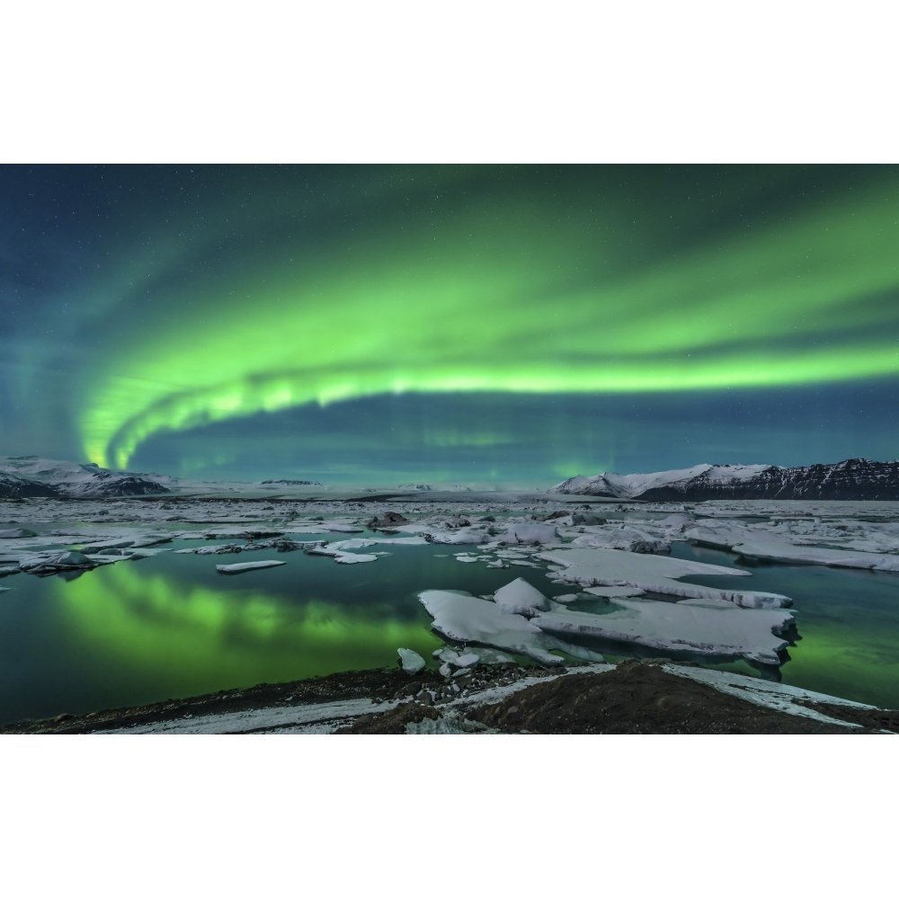 Aurora borealis over the glacial lagoon Jokulsarlon in ...