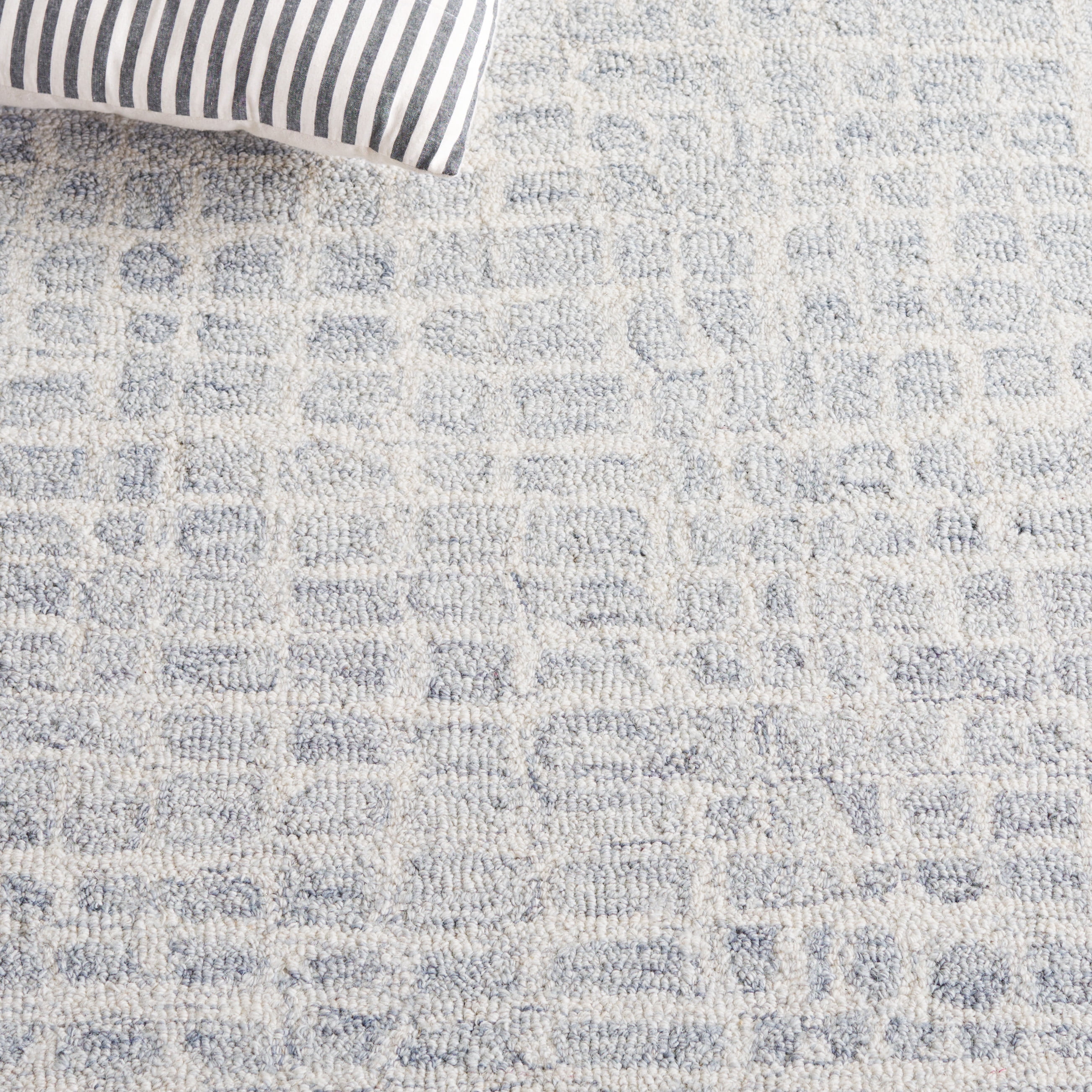 SAFAVIEH Ebony Albina Plaid Area Rug, Ivory/Light Blue, 6' x 6' Round