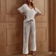 thumbnail image 2 of Conjunto de Sudor para las Mujeres de la Pierna Ancha de Moda Sólido Cuello en V de Manga Corta Pijamas, Pantalones Recortados Casuales Conjunto para el Descanso Y el Ocio en Interiores, 2 of 7