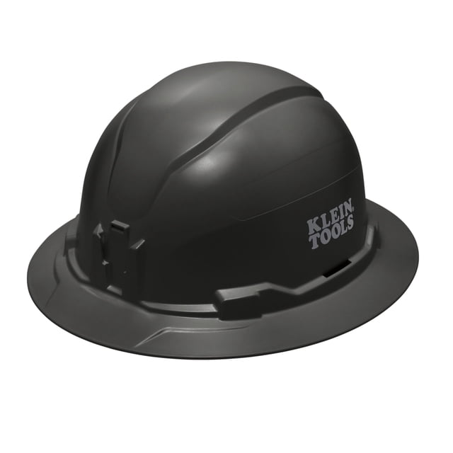 casco de seguridad klein tools sin ventilación, ala completa, probado hasta 20 kV casco de obra gris oscuro en vista 3/4 frontal; carcasa sin ventilación y ala completa, logotipo Klein Tools en el lateral, soportes patentados frontales y traseros y ranuras universales para pantallas faciales y protección auditiva, suspensión de estructura abierta y trinquete de perilla grande para ajuste. Suele usarse también para montar protectores faciales y orejeras en obra.