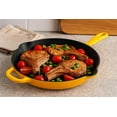 thumbnail image 4 of Chuck Hughes Poêle à Frire Ronde en Fonte 26 cm – Poêle Pré-Assaisonnée avec Poignée d'Assistance, Poêle de Cuisson Robuste pour l'Intérieur et l'Extérieur pour Viandes, Légumes et Plats de Déjeuner (Goldfinch Yellow), 4 of 5
