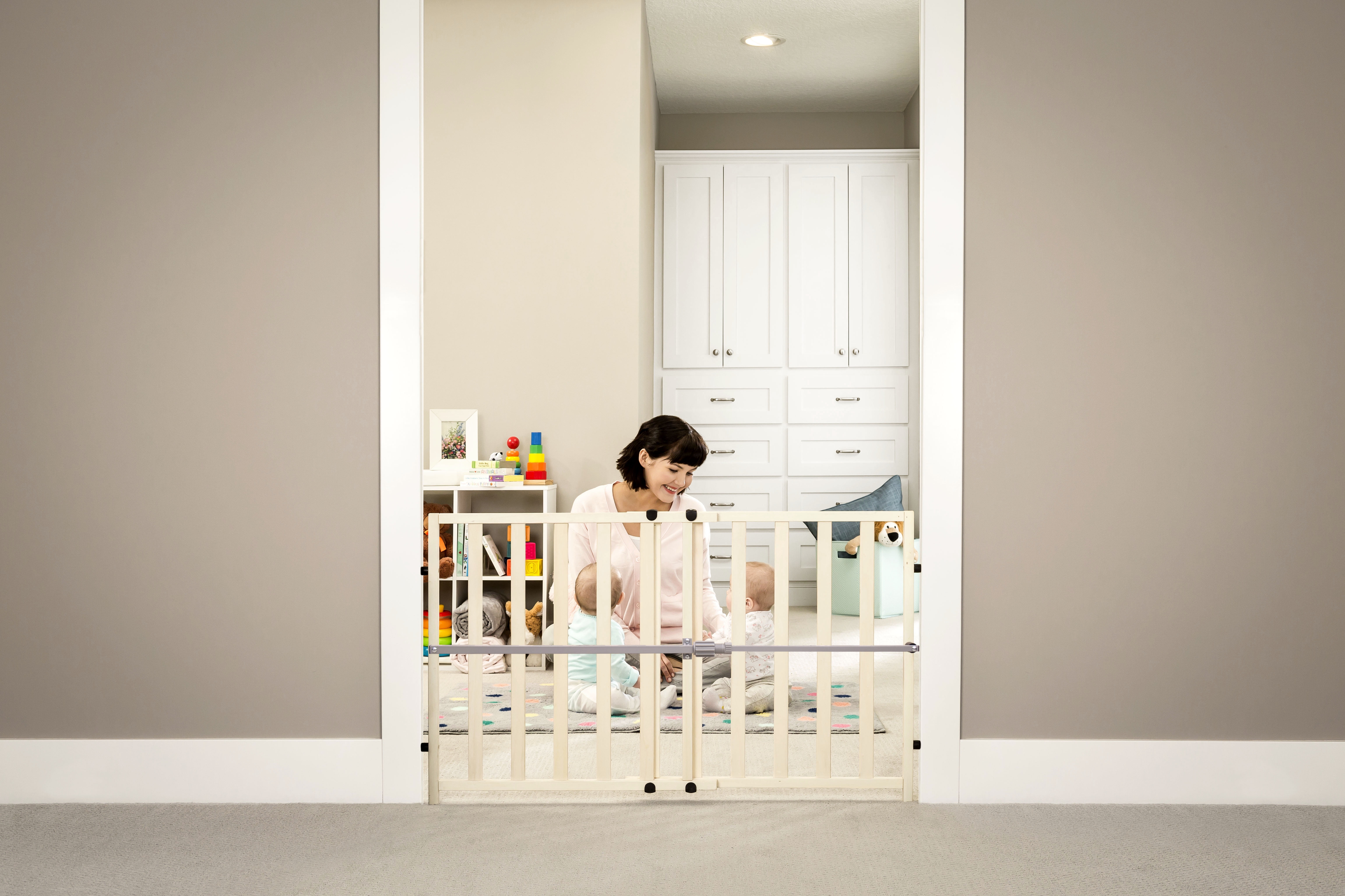 Regalo Wooden Expandable Safety Gate, Wooden Gate, Ages 6 to 24 Months