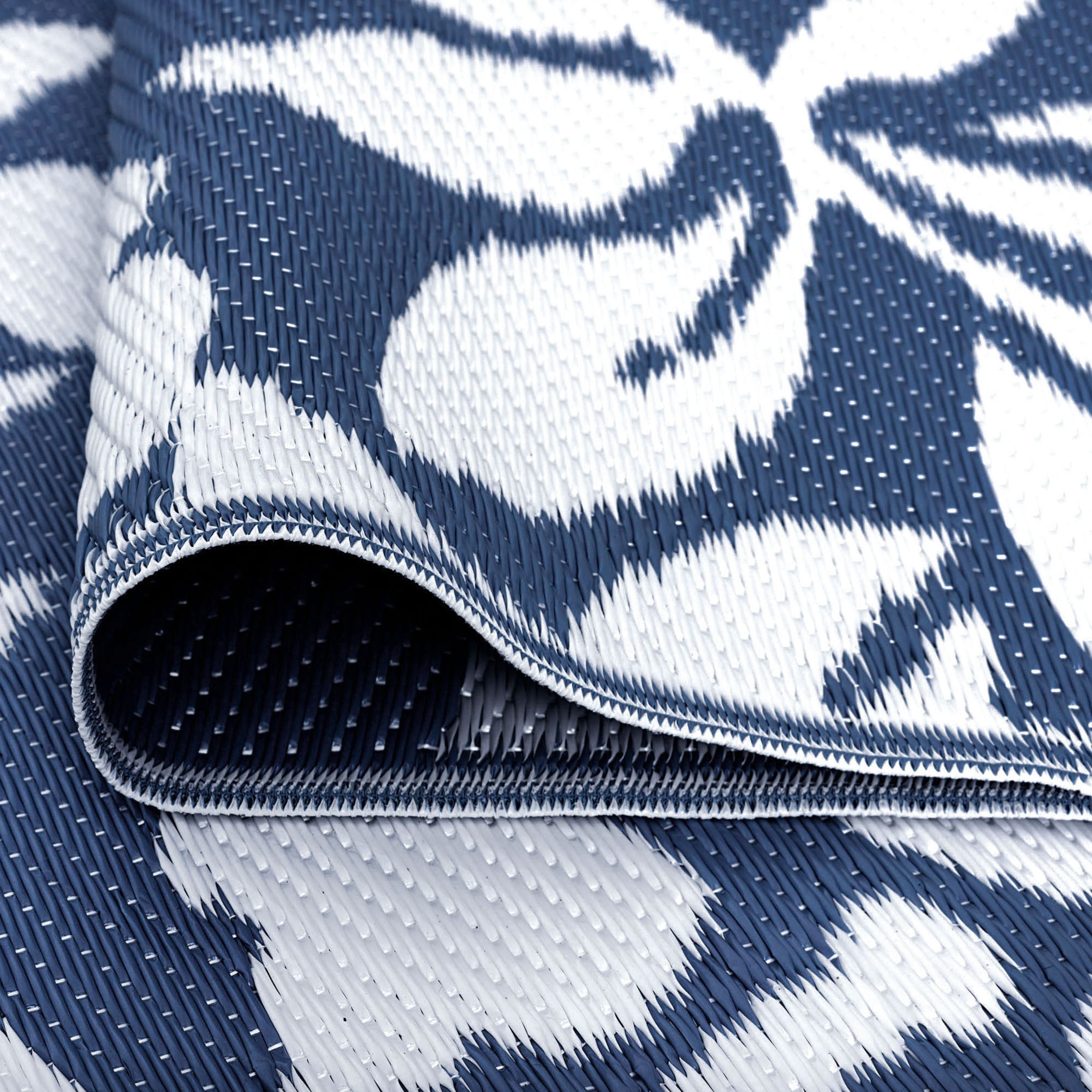 5x7 Reversible Navy and White Polypropylene Outdoor Floral Area Rug