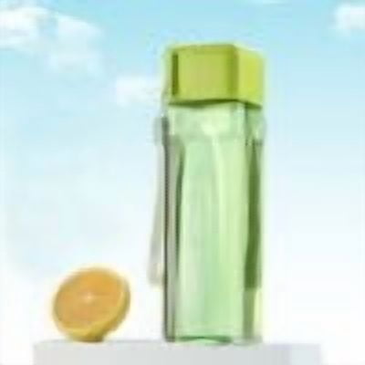 Vaso de agua cuadrado de plástico de 500 ml con colador de té | Diseño minimalista transparente | Cordón ajustable portátil para uso diario y al aire libre | Antigoteo y antideslizante